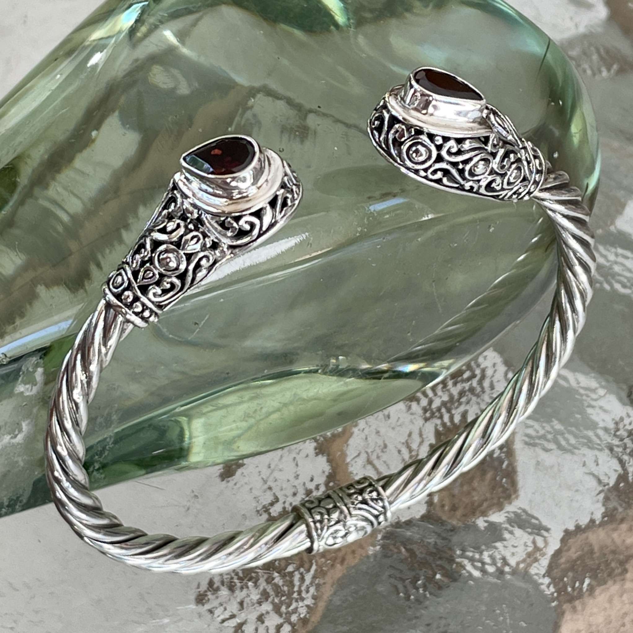 (HANDMADE 925 BALI STERLING SILVER HINGE BRACELETS WITH GARNET)